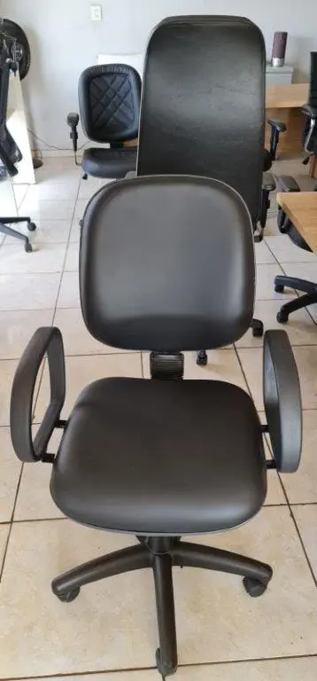 Cadeira Executiva Estofada com Braços